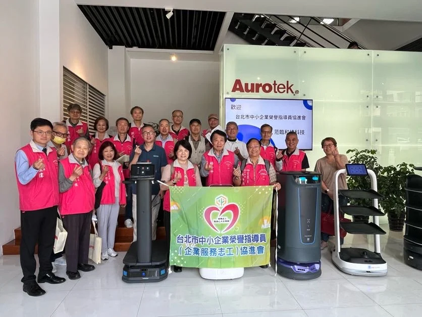 中小企業處榮譽指導員協進會在和椿科技展示間合照